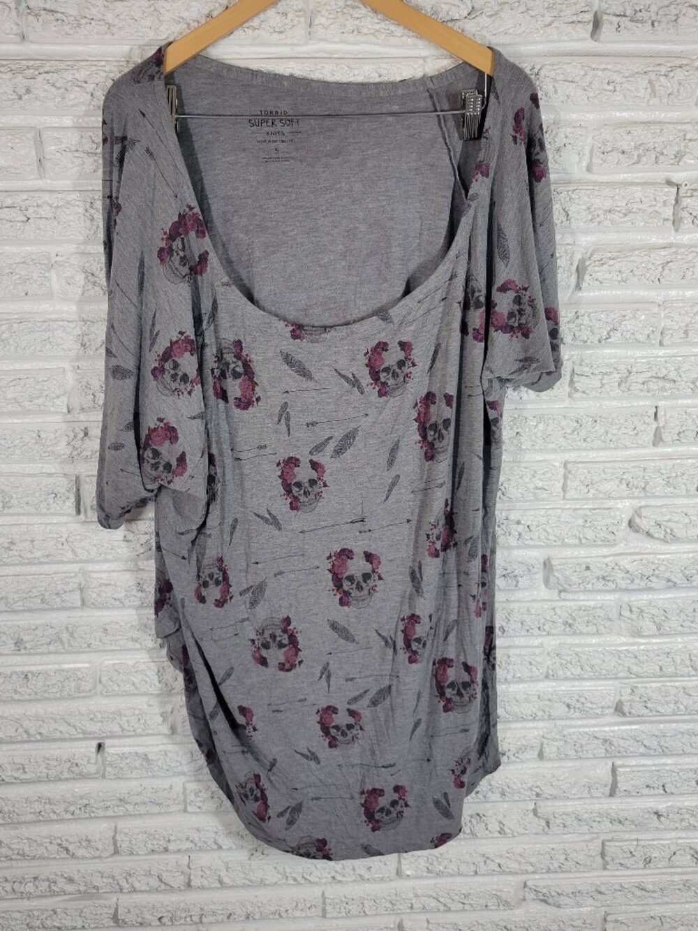 Torrid 5X Plus Size Halloween Skulls T Shirt Gray Super Soft Knit C16E